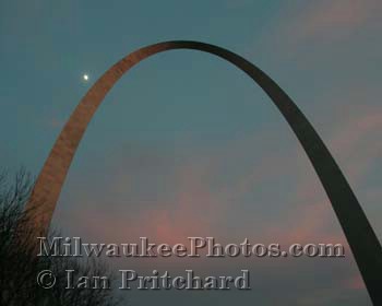 Photograph of St Louis Arch and Moon from www.MilwaukeePhotos.com (C) Ian Pritchard